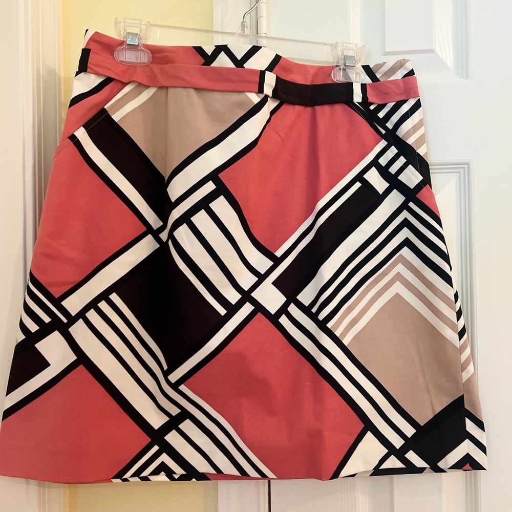 Beautiful skirt pink, black and white. Very soft fabric.